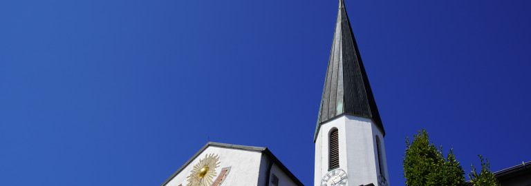 Südseite der Apostelkirche mit Sonnenuhr