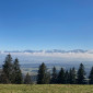 Alpenpanorama mit Wolkendecke und super blauem Himmel
