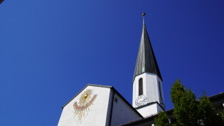 Südseite der Apostelkirche mit Sonnenuhr