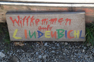 Schild: Willkommen auf Lindenbichl
